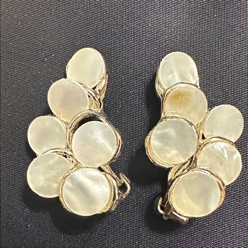 Vintage Mother of Pearl Gold Tone Cluster Disc Clip-On Earrings 1 1/4” #265